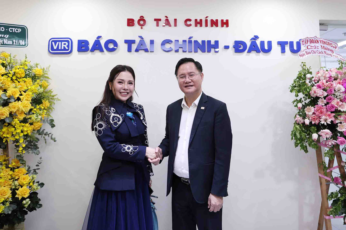 Ông Nguyễn Văn Hồng, Phó Tổng biên tập, Trưởng Văn phòng đại diện Báo Tài chính - Đầu tư tại TP.HCM cùng bà Mã Đào Ngọc Bích, Phó Chủ tịch Hội Doanh nhân Sài Gòn tại Văn phòng đại diện Báo Tài chính - Đầu tư tại TP.HCM.