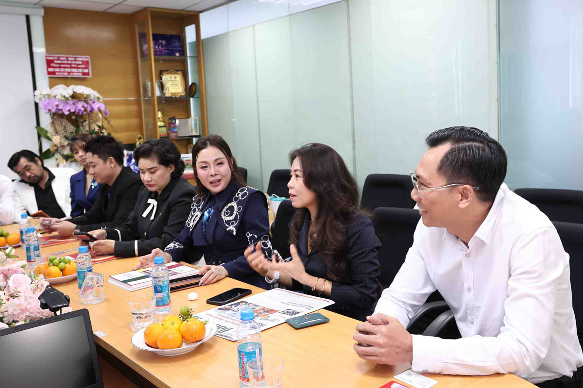 Các thành viên trong đoàn chia sẻ thông tin.
