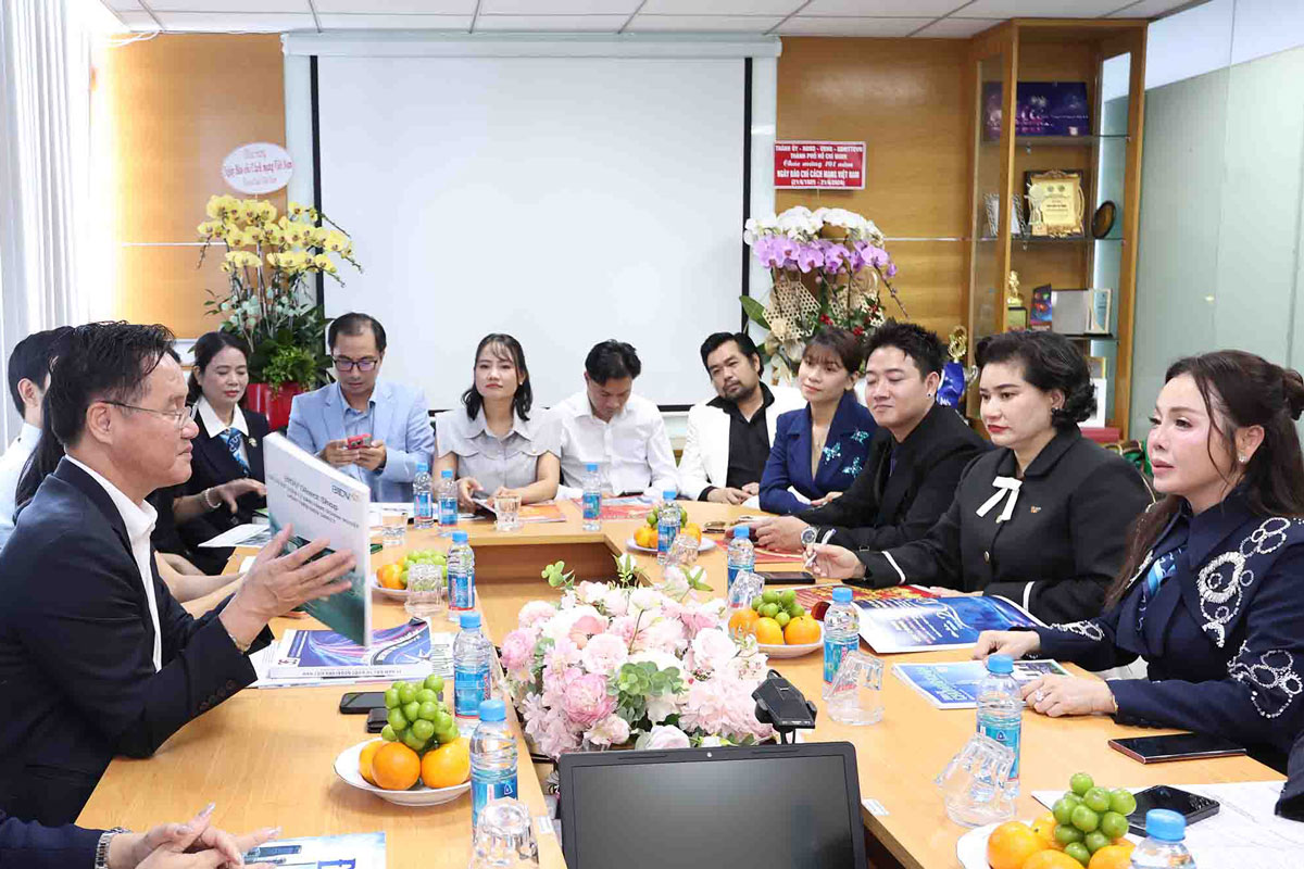 Ông Nguyễn Văn Hồng, Phó Tổng biên tập, Trưởng Văn phòng đại diện Báo Tài chính - Đầu tư tại TP.HCM giới thiệu các đặc san của báo tới Hội Doanh nhân Sài Gòn.