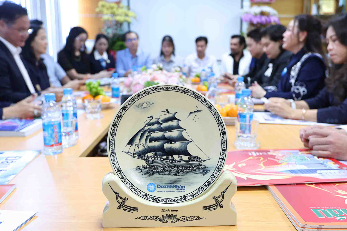 Món quà ý nghĩa Hội Doanh nhân Sài Gòn tặng.