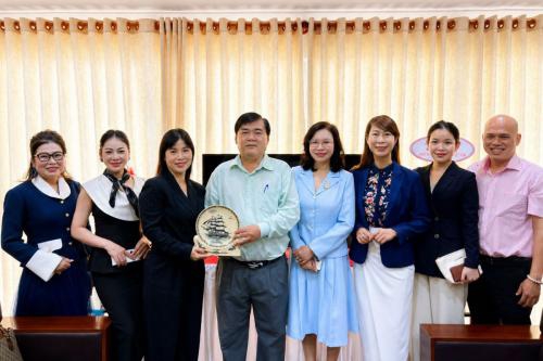 Hội Doanh nhân Sài Gòn tới thăm và chúc mừng Cơ quan Thường trú Thông tấn xã Việt Nam tại TP.HCM nhân dịp kỷ niệm 101 năm ngày Báo chí Cách mạng Việt Nam