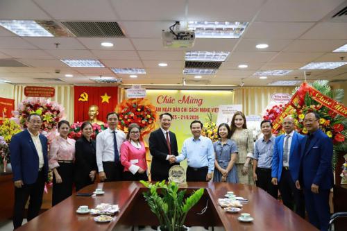 Hội Doanh nhân Sài Gòn Thành phố Hồ Chí Minh thăm và chúc mừng Đài Tiếng nói Việt Nam (VOV) - Cơ quan thường trú tại TP. HCM và Báo Phụ Nữ TP. HCM nhân Kỷ niệm 101 năm ngày Báo chí Cách mạng Việt Nam